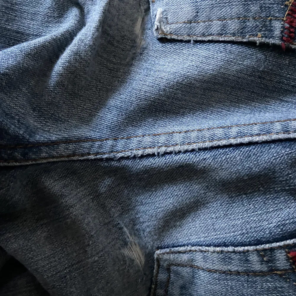 Girls casual wear jeans med coola bakfickor (vintage) säljer då de inte passar längre men sitter bra i längden på mig som är 167 (som man se är det hål under bakfickorna men det syns knappt) hör av dig vid fler frågor💗 KÖP DIREKT FÖR 300. Jeans & Byxor.
