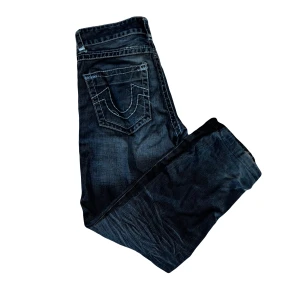 True religion jeans - Överfeta trueys köpta i Cph, säljer billigt pga lite slitna.