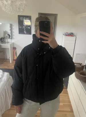 Vinterjacka - Vinterjacka från Weekday i storlek M. Jätte bra skick. Skriv för fler frågor/bilder.💓