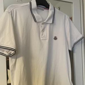 Moncler pike  - Söljer min moncler pike tröja, inte alls använd mycket. Priset är inte hugget i Sten. 