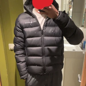 Sail racing cloud down jacka  - Sail racing dunjacka som är riktigt fräsch och håller värmen utan problem, köpt förra vintern och inga som helst tecken på användning, billigare vid snabb affär!