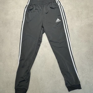 HELT NYA! Träningsbyxor från Adidas!  - Helt oanvända Adidasbyxor passar perfekt som träningsbyxor eller mjukisbyxor!