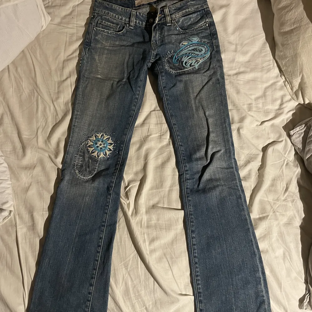 Lågmidjade bootcut jeans i bra skick med otroligt fina detaljer. Säljer endast vid bra pris, hör av dig vid frågor. Jeans & Byxor.