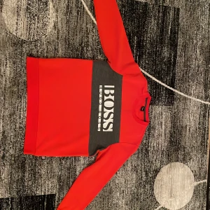 Hugo boss tröja - En snygg Hugo boss tröja som man kan ha på sig på nån speciell dag, t.ex. när nån fyller år. Den passar inte mig längre därför är den till salu