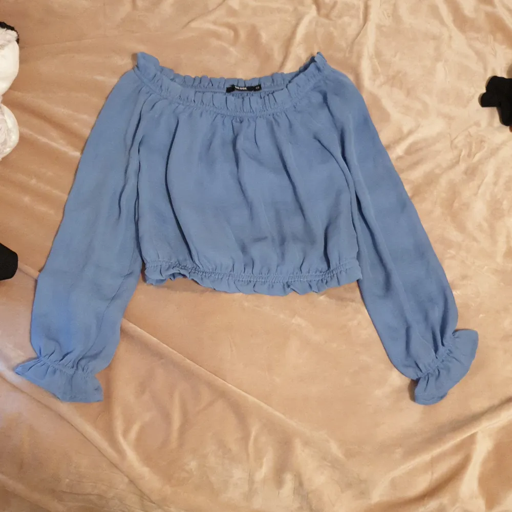 Kort blus, ljusblå, storlek xs, pris 49kr. Blusar.