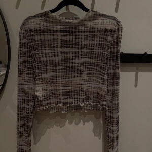 Mönstrad topp - Jättesnygg mönstrad topp. Som jag inte hann lämna tillbaka, pga den va för liten. Från Nelly i storlek M, prislapp kvar.