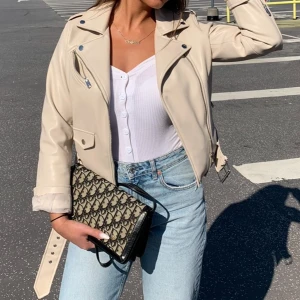 Skinnjacka zara - Krämvit skinnjacka från zara, endast använd ett fåtal gånger i storlek M 🫶