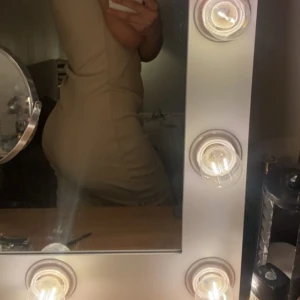 Off shoulder Klänning - Jätte fin Klänning använd 1-2 gånger, säljer pga den e för stor för mig❤️ XS men lite stor vid midjan