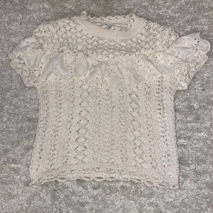 Populär Zara topp  - Säljer denna superfina Zara topp, som tyvärr inte kommer till någon användning. Inga defekter, använd fåtal gånger. Köp via köp nu 💘