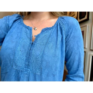 Blå Blus - Jättefin blå blus med söta brodyrdetaljer och trekvartsärmar💙
