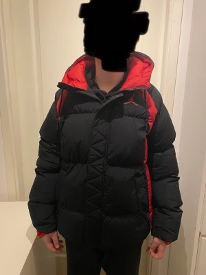 Ny Air Jordan Vinterjacka  - Helt ny, superskönt och tjock (fast mjuk) herrjacka  från Air Jordan. Prislapparna finns kvar. Köpte sista exet till sonen så fick inte lämna tillbaka den. Sänker priset rejält då jag hellre ser att den blir såld, alltså prutat och klar. Nypris 1595kr.