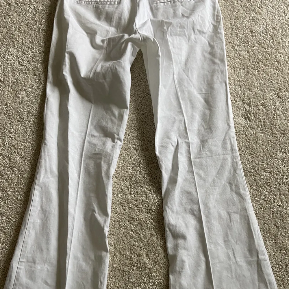 Vita lågmidjade kostymbyxor storlek S. Skrev för fler bilder eller mått. Jeans & Byxor.