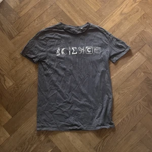 Grå t-shirt - Cool tisha för alla oss nerds som älskar science 🤓
