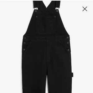 Svarta hängselbyxor  - Svarta hängselbyxor ifrån Monki🖤nypris 600kr :)