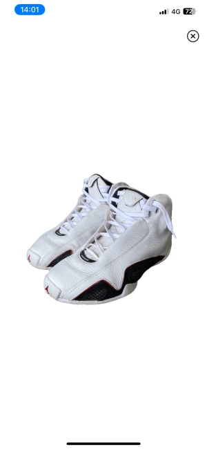 Jordan 21 (2006) - Storlek: 41. Jordan XX1 (21) Colourway “White Varsity Red Metallic Silver” ny pris ca 6,500kr. Fick skorna som en gåva av en äldre vän som hade haft de sen ett tag tillbaka. Byten går bra annars är det bara att komma med pris förslag! 