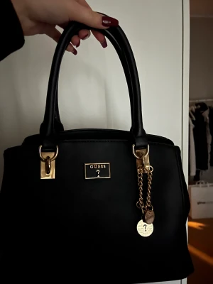 Guess väska  - Äkta Guess väska! Använd få tal gånger, ser ut som ny!