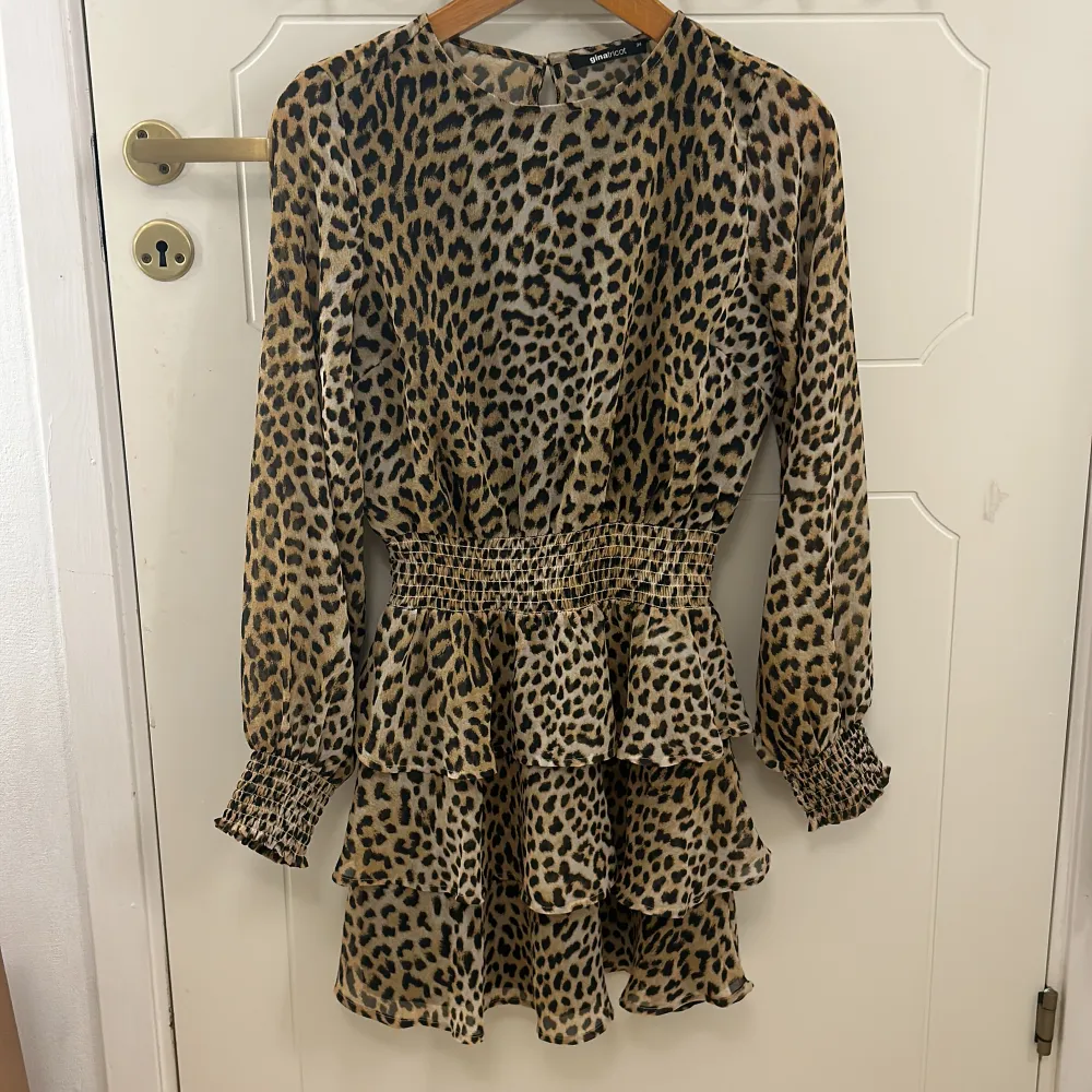 Leopardmönstrad klänning med volanger. Aldrig använd så i nyskick! . Klänningar.