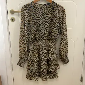 Leopardmönstrad klänning med volanger. Aldrig använd så i nyskick! 