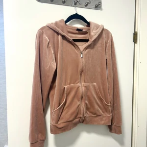 Kofta - Rosa Gina Tricot kofta i velour 