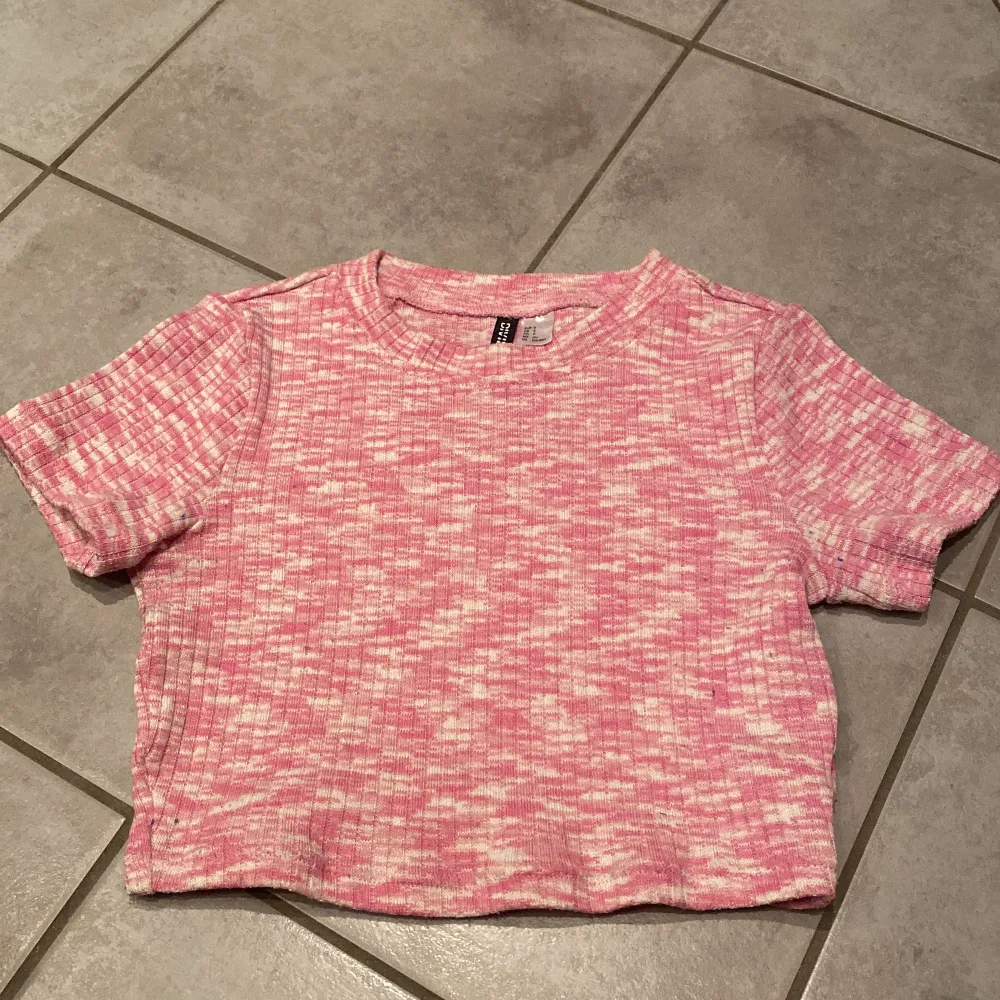 Kortärmad magtröja, vit och rosa fläckig, knappt använd. T-shirts.