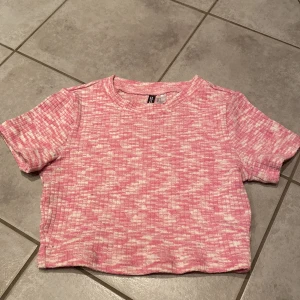 Tröja - Kortärmad magtröja, vit och rosa fläckig, knappt använd