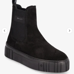 Chelsea boots gant  - I princip nya, testade en gång ute men var tyvärr för stora på mig så därav säljer jag dom. Sjukt snygga på passar till all klädsel och otroligt varma!  Storlek 39 men känns som en 38,5 pga fordringen. Nypriset är 2199 kr men säljer dom för 1000kr