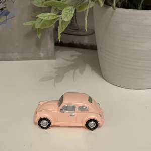 Dekorations bil - Rosa/beige dekorations bil.💗 Cirka 6cm lång 2,5cm bredd 2,5cm hög 