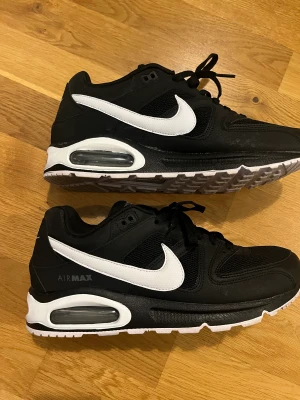 Nike air - Svart/vita Nike air  Nya  Storlek 44 men små i storleken så passar 43  Köpt för 1200 säljer 700