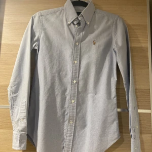 Ralph lauren skjorta - En Ralph lauren skjorta sitter som xs 9/10 skick, pris kan diskuteras vid snabb affär.