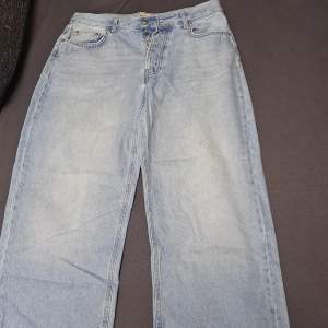 Jätta fina stor baggy jeans i strl 40 eller L de är uppsydda men forfarande långa för 16-170 