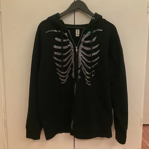 Skeletthoodie - FRI FRAKT! - FRI FRAKT FRAM TILL 5/11!  Rhinestone hoodie med skelett mönster. Skriv om du har frågor eller vill ha fler bilder! Kan mötas i Stockholm. 