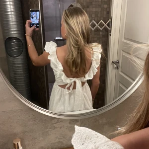 Vit klänning från nakd - Intressekoll på min superfina och slutsålda klänning från nakd💘💘 Aldrig använd och prislappen är kvar. Ge prisförslag!! Strl 32, men stretch och justerbara band på ryggen. 