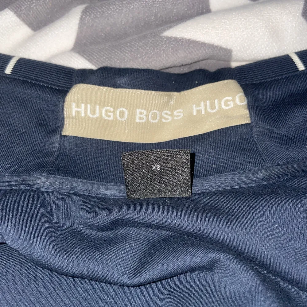 Knappt använd Hugo Boss kofta, storlek XS för vuxna. Tröjor & Koftor.