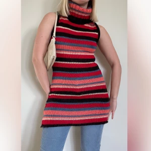 Poloklänning  - Poloklänning i akryl och mohair. Strl XS. Mycket fint skick! Se även mina andra annonser, 3 för 2 på allt! 💫