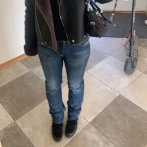 Diesel jeans🫶🏻 - Säljer mina super snygga mid/low wasted diesel jeans i jätte bra skick. Byxorna är knappt använda under min ägo men är begagnade sedan innan🫶🏻 säljer dem då dem är lite försmå på mig🌟originalpris ca 1300kr