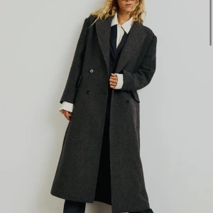 Grå kappa - Säljer denna superfina gråa kappan från Gina tricots premium collection. Köpt för 1600kr❤️Endast använd några gånger! 