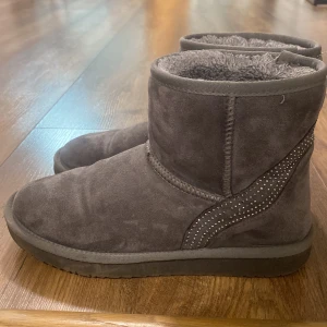 fake uggs - ugg liknande skor från deichmann, Graceland i storlek 38. Har stenar på sig. Några har börjat ramla av men det märks knappast. Jättebekväma och varma. Håller fötterna varma under vintern❄️