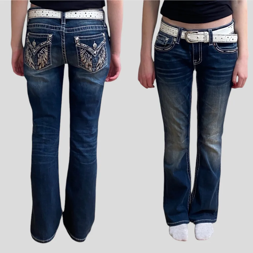Lågmidjade Miss Me jeans i bootcut passform • storlek (tag) w29 •  Längd: 102 cm. Innerbenslängd: 78 cm midjemått: 39,5 cm Benöppning: 22 cm • OBS färgen är som på sista bilden! Vid frågor, meddela här! 💙. Jeans & Byxor.