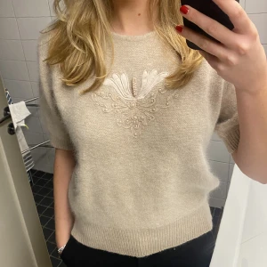 Stickad tröja - Sååå så fin stickad tröja som jag hittat på second hand. Har tyvärr inte några lappar i, vet därför varken märke eller storlek (Skulle gissa S-M). Superfint broderi i fram och jättemjukt material. Perfekt nu till hösten och vintern!!!