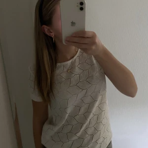 Fin blus - Ja säljer denna söta vita topp/blus, köpt för jättelänge sen och har inte använt på länge. Märket är okänt men den är i fint skick och super skön🥰