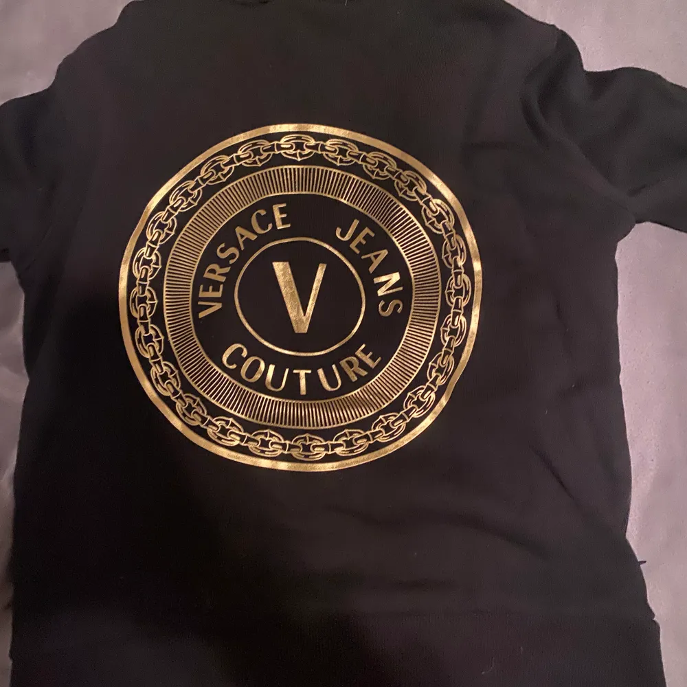 Helt ny Versace dress med tryck på ryggen Nypris runt 4500 Jag har inte kvittot kvar men prislapparna sitter på, på både byxorna och koftan. Hoodies.