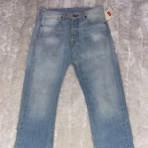 Levis jeans! - Säljer dessa superfina levis byxorna. Aldrig använda förr. Super bra skick💞