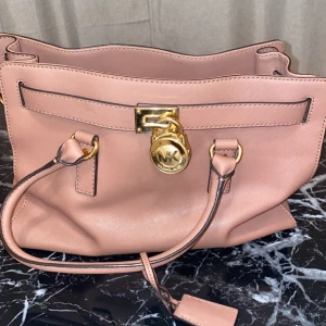 Michael kors väska - Helt ny Michael Kors väska nypris (4200) säljer då min väska pågrund över att jag aldrig får användning av den.