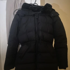 Boomerang dun/vinterjacka - Vinter/dunjacka från märket boomerang. Väldigt varm, jag som typ konstant fryser,fryser inte i denna! Superfin modell med dragsko i midjan för formen. Luvan o kragen är något helt annat det är så lurvigt, mjukt och varmt! Nypris 5999💗