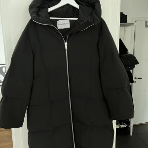 Stand studio vinterjacka  - Säljer en nästintill oanvänd stand studio jacka som är inköpt från Wakakuu för 5199:-.  Storlek 38, skulle säga att den passar en M-L beroende på hur oversized man vill ha den. Endast använd ett fåtal gånger!  Säljes för 2000:- Kan hämtas i Göteborg.