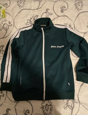 Palm angels kofta - Säljer nu min Palm angels kofta eftersom att jag inte använder den längre. Jätte bra skick o inga skador.