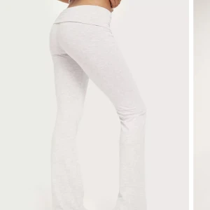 Nelly byxor - Sjukt sköna yoga pants/ mjukisbyxor från nelly! Str M men små i storleken 