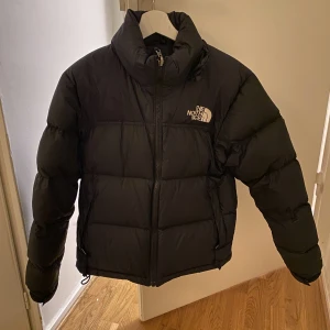 The north face jacka - Säljer min jättemysiga the north face jacka i modellen 1996 retro nuptse jacket då jag har tröttnat på den, använd en vinter men i bra skick. nypris 3899, köp direkt för 1300🥰💗