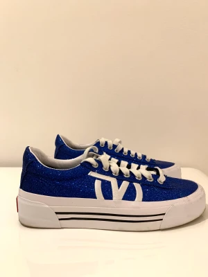 Vans sneakers - Blå glittriga Strl 40 Använda Max 2 gånger 