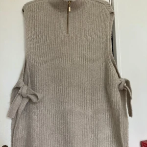 Stickad väst - Pernilla wahlgrens stickad väst som knyts på sidorna I fint skick Strl L/xl